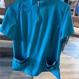 Women’s Short-Sleeve Medical Scrub Top in Teal